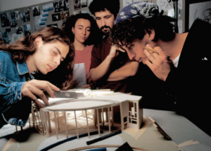 סטודנטים בארכיטקטורה עם מודל שהם בנו