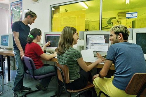 סטודנטים מתרגלים בעזרת מחשבים בספרייה של הפקולטה