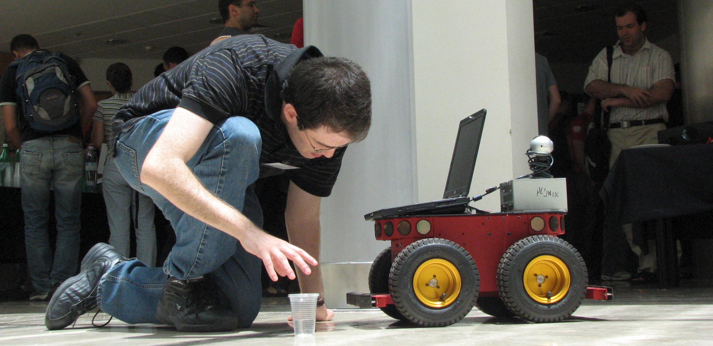 הפעלה של רובוט טרקטור ע"י סטודנט בלובי של מדעי המחשב