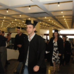 סטודנטים לובשים גלימות בטקס לקבלת תואר בוגר מצטיין