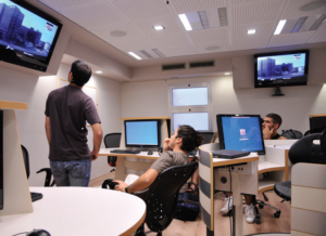 סטודנטים בחדר פיתוח מערכות