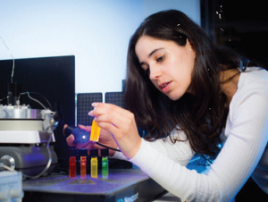  סטודנטית מבצעת ניסוי בפקולטה לכימיה
